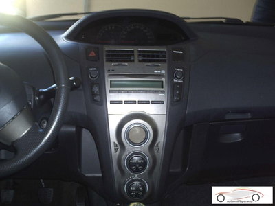 Toyota Yaris 1.3 5 porte Sol (3)