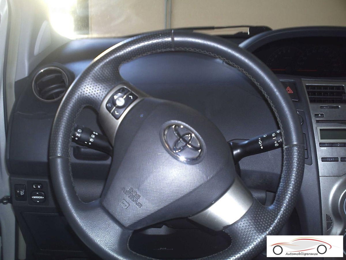 Toyota Yaris 1.3 5 porte Sol (4)