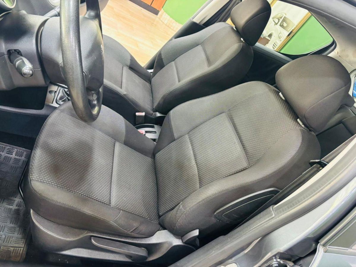 Peugeot 207 HDi 70CV 5p. Allure (11)