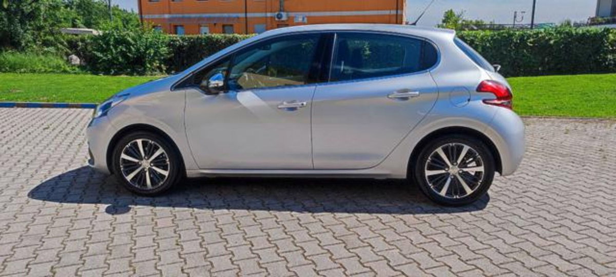 Peugeot 208 82 5 porte Touch (2)