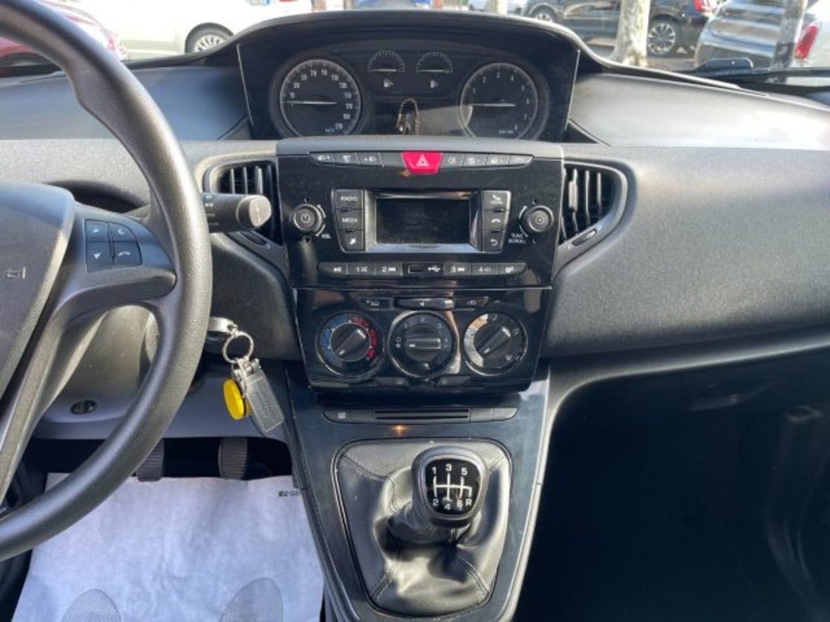 Lancia Ypsilon 1.0 FireFly 5 porte S&S Hybrid Ecochic Silver (13)