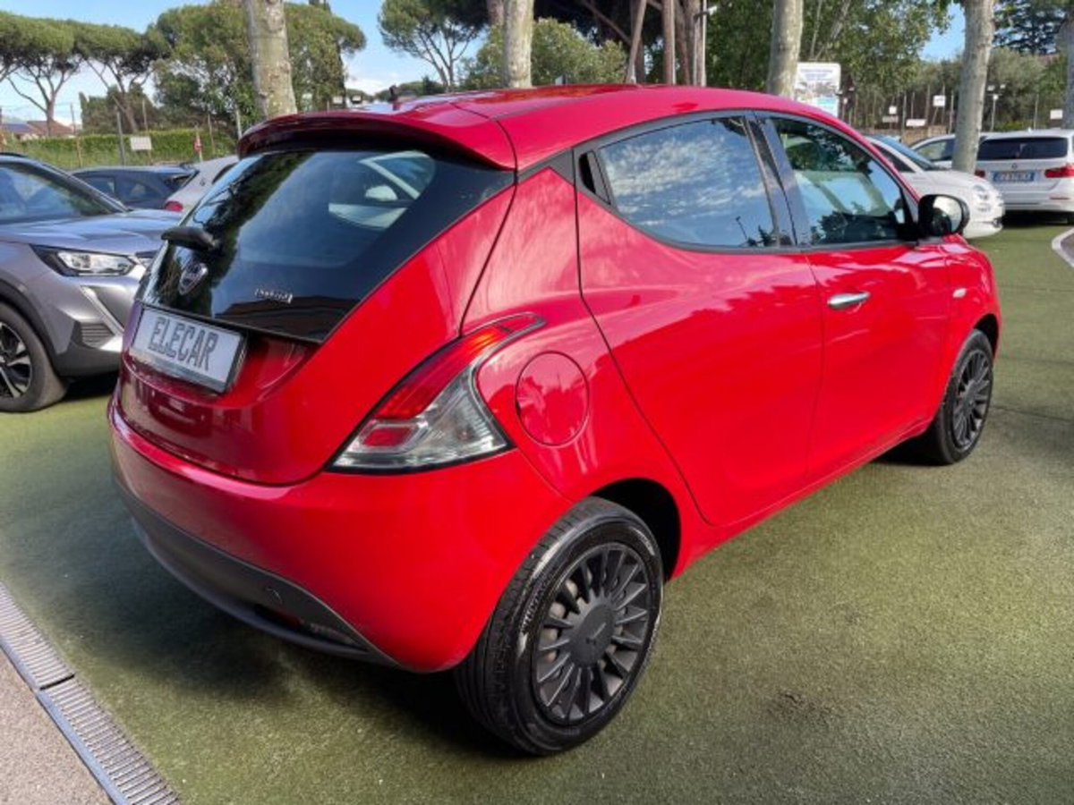 Lancia Ypsilon 1.0 FireFly 5 porte S&S Hybrid Ecochic Silver (4)