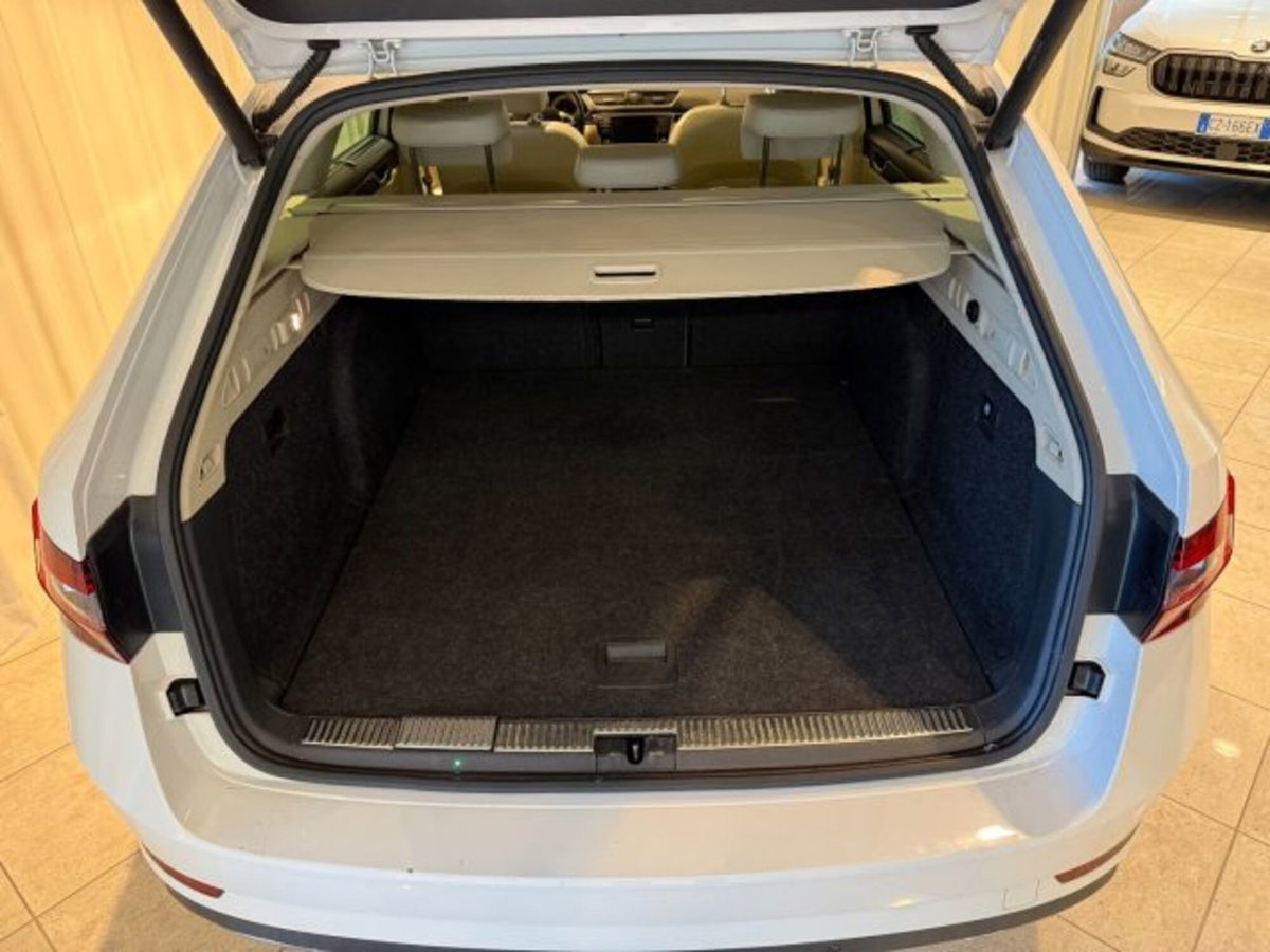 Skoda Superb Station Wagon 2.0 TSI DSG 4x4 Wagon Laurin&Klement (3)