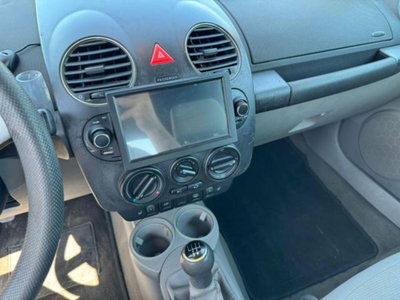 Volkswagen New Beetle Cabrio TDI 105CV (10)