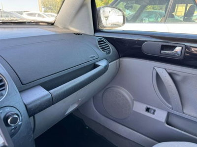 Volkswagen New Beetle Cabrio TDI 105CV (11)