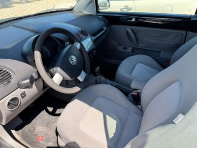 Volkswagen New Beetle Cabrio TDI 105CV (9)