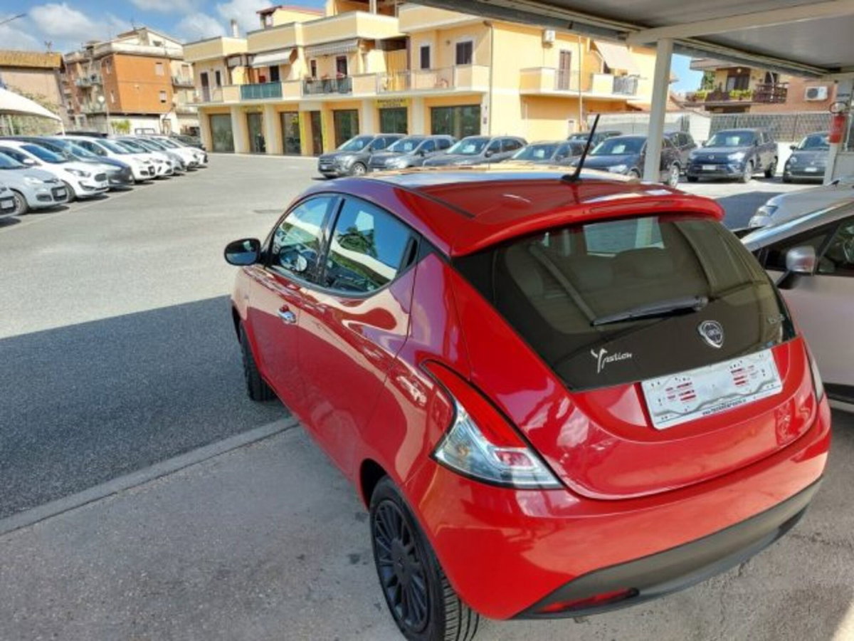 Lancia Ypsilon 1.0 FireFly 5 porte S&S Hybrid Ecochic Silver (4)