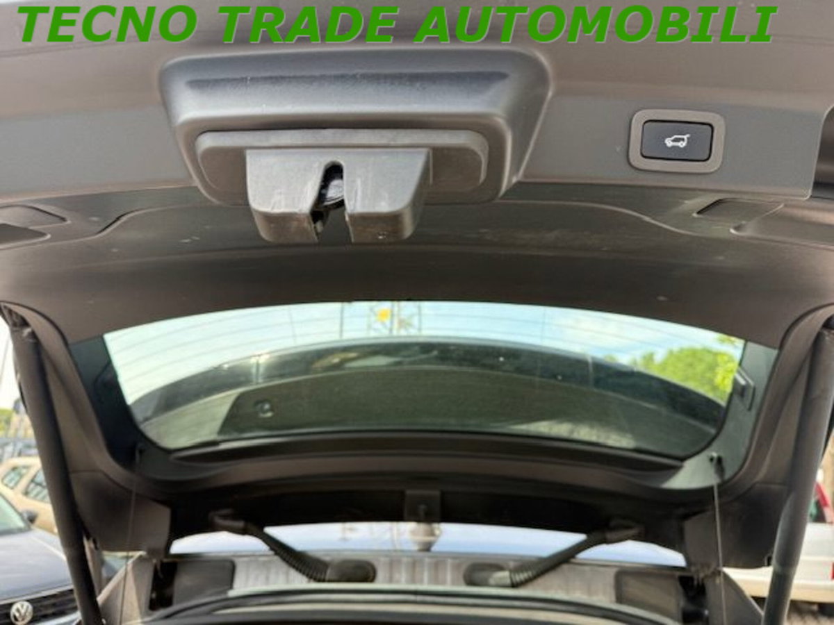 Jaguar F-Pace 2.0 D 180 CV aut. Portfolio (12)
