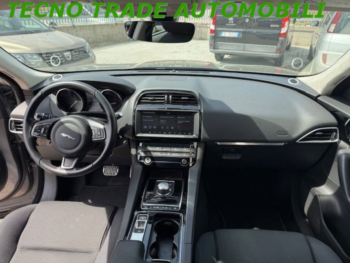 Jaguar F-Pace 2.0 D 180 CV aut. Portfolio (7)