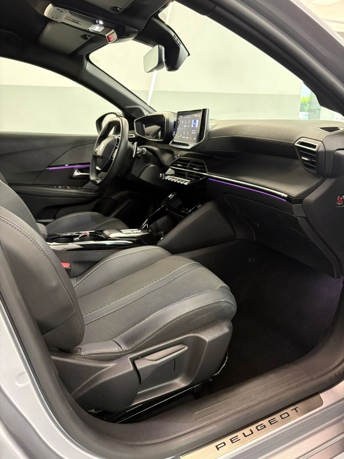 Peugeot 208 motore elettrico 136 CV 5 porte GT (6)