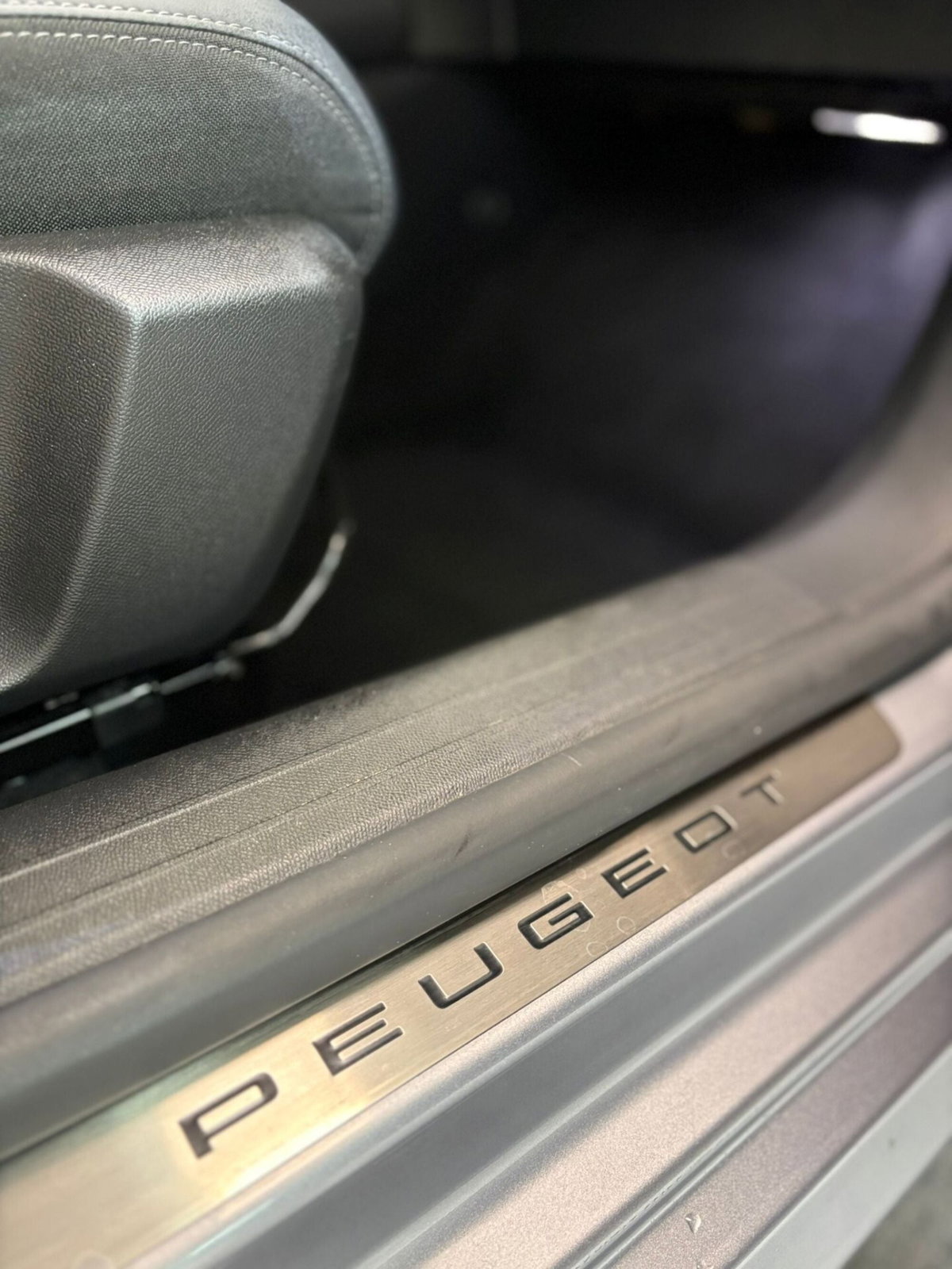 Peugeot 208 motore elettrico 136 CV 5 porte GT (7)