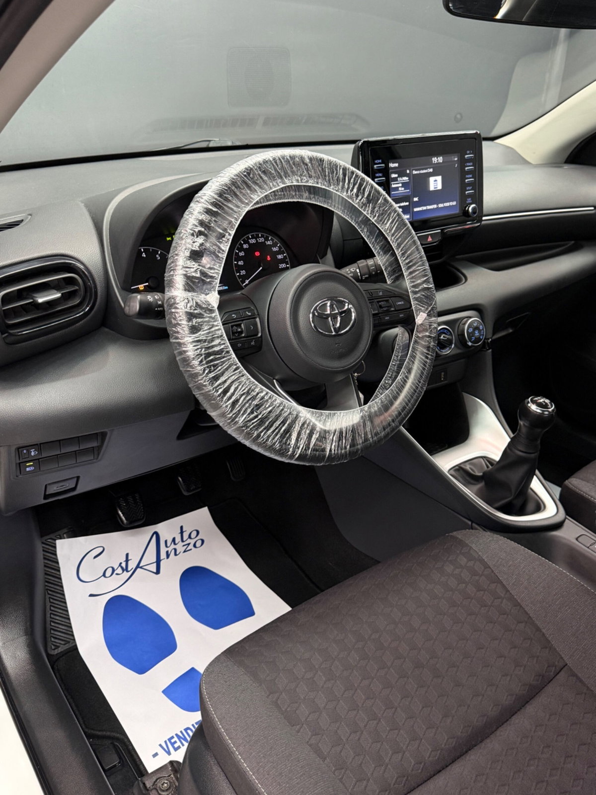 Toyota Yaris 1.0 5 porte Trend (8)