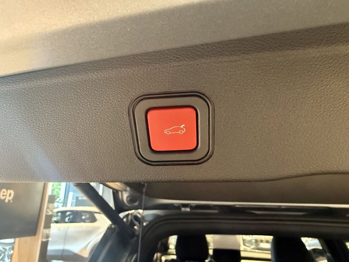 Jeep Avenger 1.2 turbo e-hybrid mhev Upland 4xe 145cv edct6 (9)