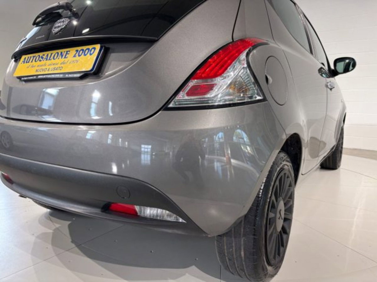 Lancia Ypsilon 1.2 69 CV 5 porte GPL Ecochic Silver (10)