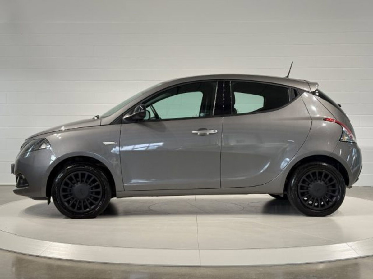 Lancia Ypsilon 1.2 69 CV 5 porte GPL Ecochic Silver (2)