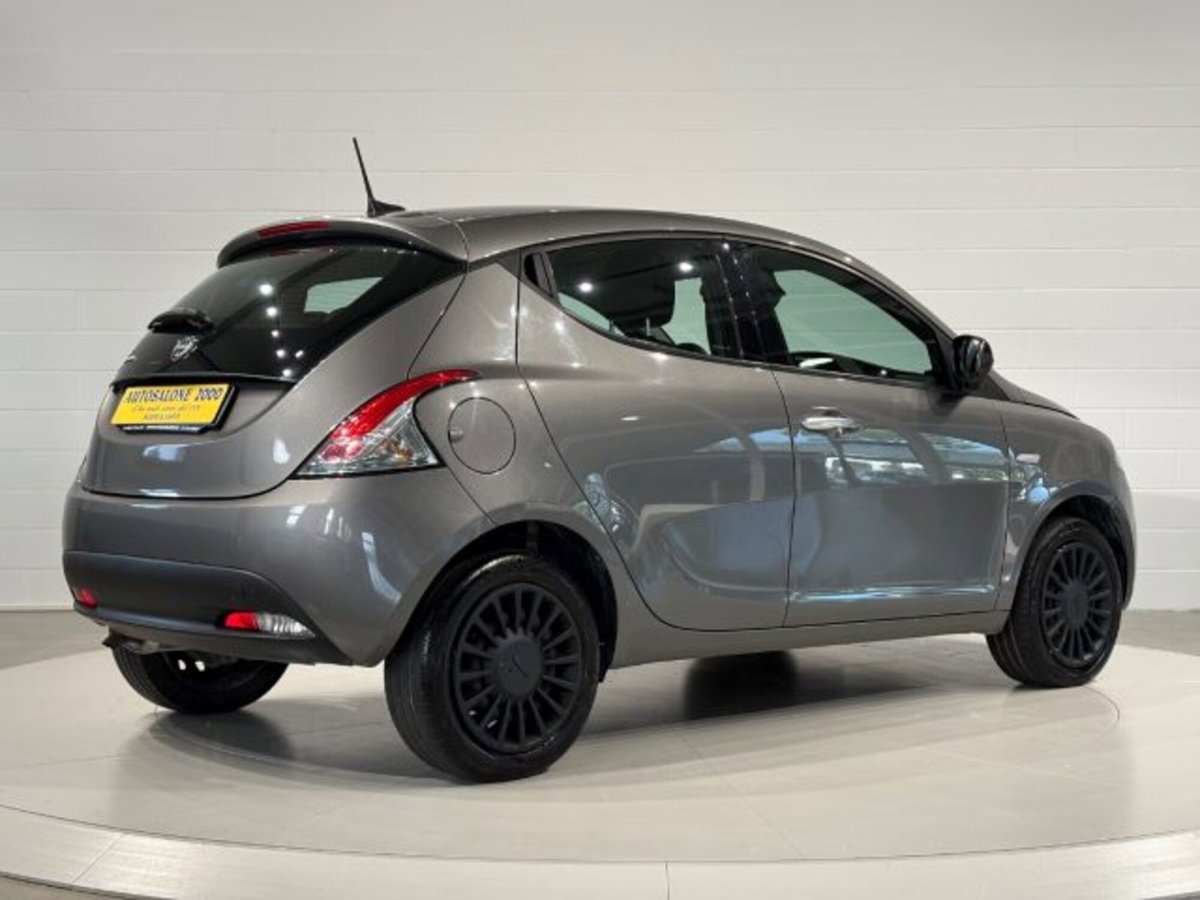 Lancia Ypsilon 1.2 69 CV 5 porte GPL Ecochic Silver (5)