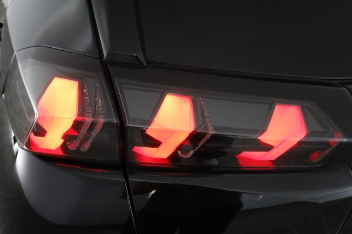 Peugeot 2008 BlueHDi 130 S&S EAT8 Allure Pack (10)