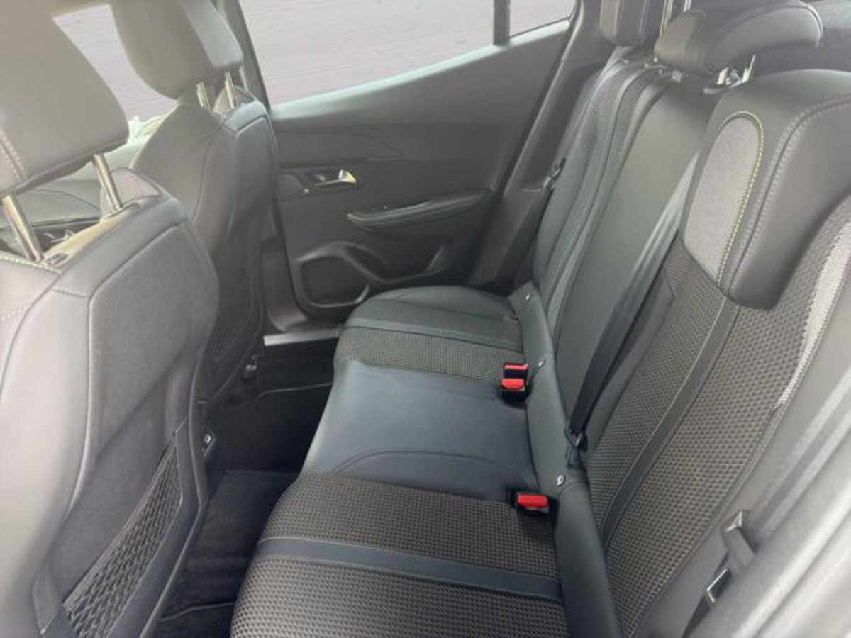 Peugeot 2008 BlueHDi 130 S&S EAT8 GT (10)
