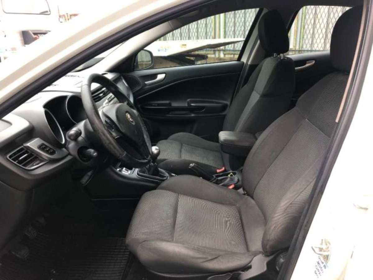 Alfa Romeo Giulietta 1.6 JTDm-2 Distinctive (12)