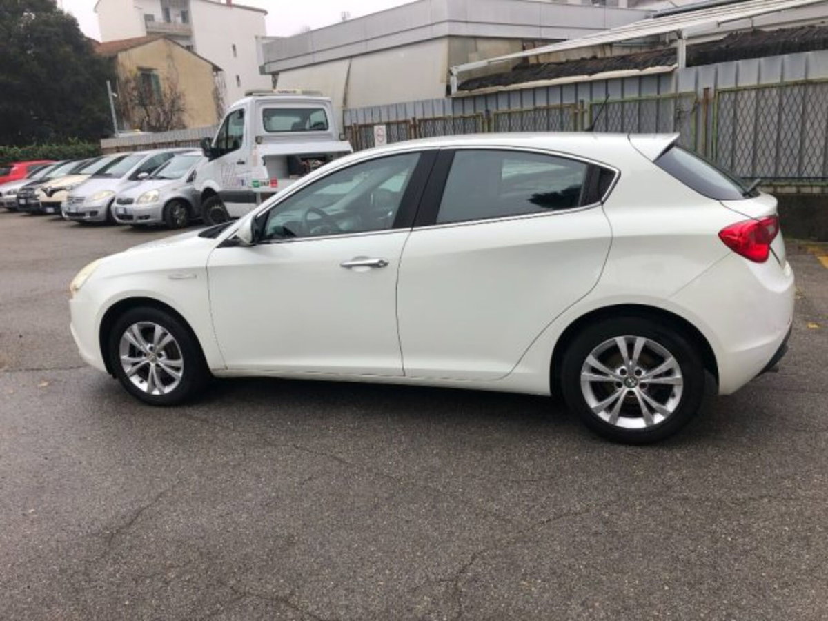 Alfa Romeo Giulietta 1.6 JTDm-2 Distinctive (7)