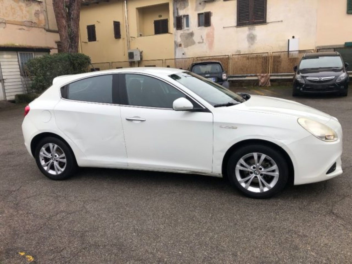 Alfa Romeo Giulietta 1.6 JTDm-2 Distinctive (8)