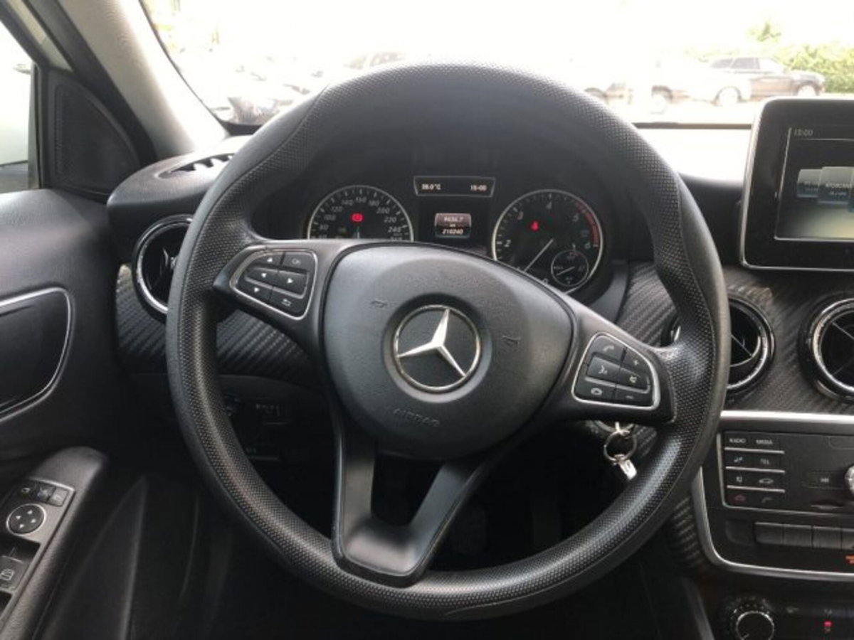 Mercedes-Benz GLA SUV 180 d Executive (15)