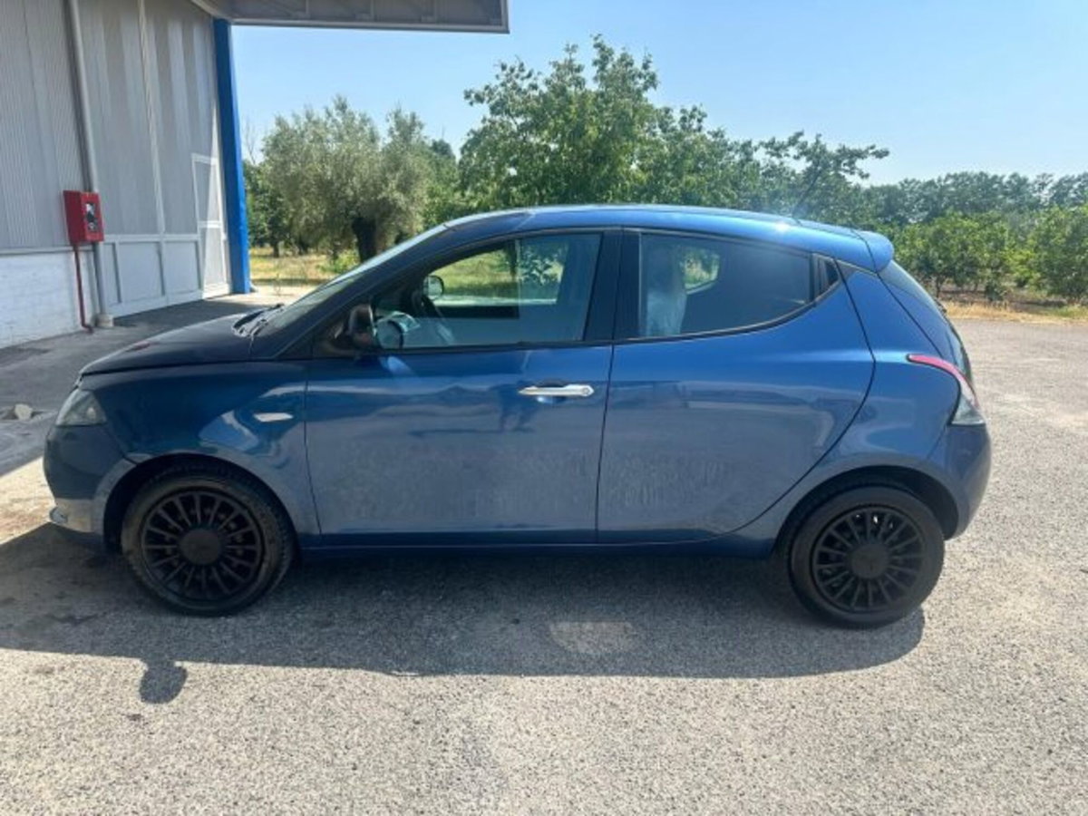 Lancia Ypsilon 1.0 FireFly 5 porte S&S Hybrid Ecochic Silver (4)