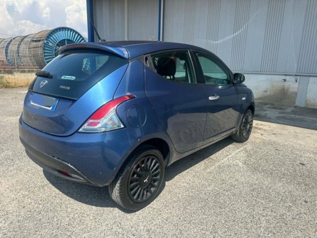 Lancia Ypsilon 1.0 FireFly 5 porte S&S Hybrid Ecochic Silver (6)