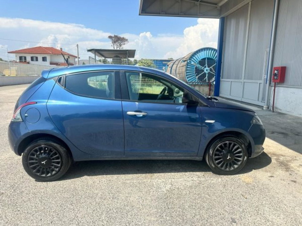 Lancia Ypsilon 1.0 FireFly 5 porte S&S Hybrid Ecochic Silver (7)
