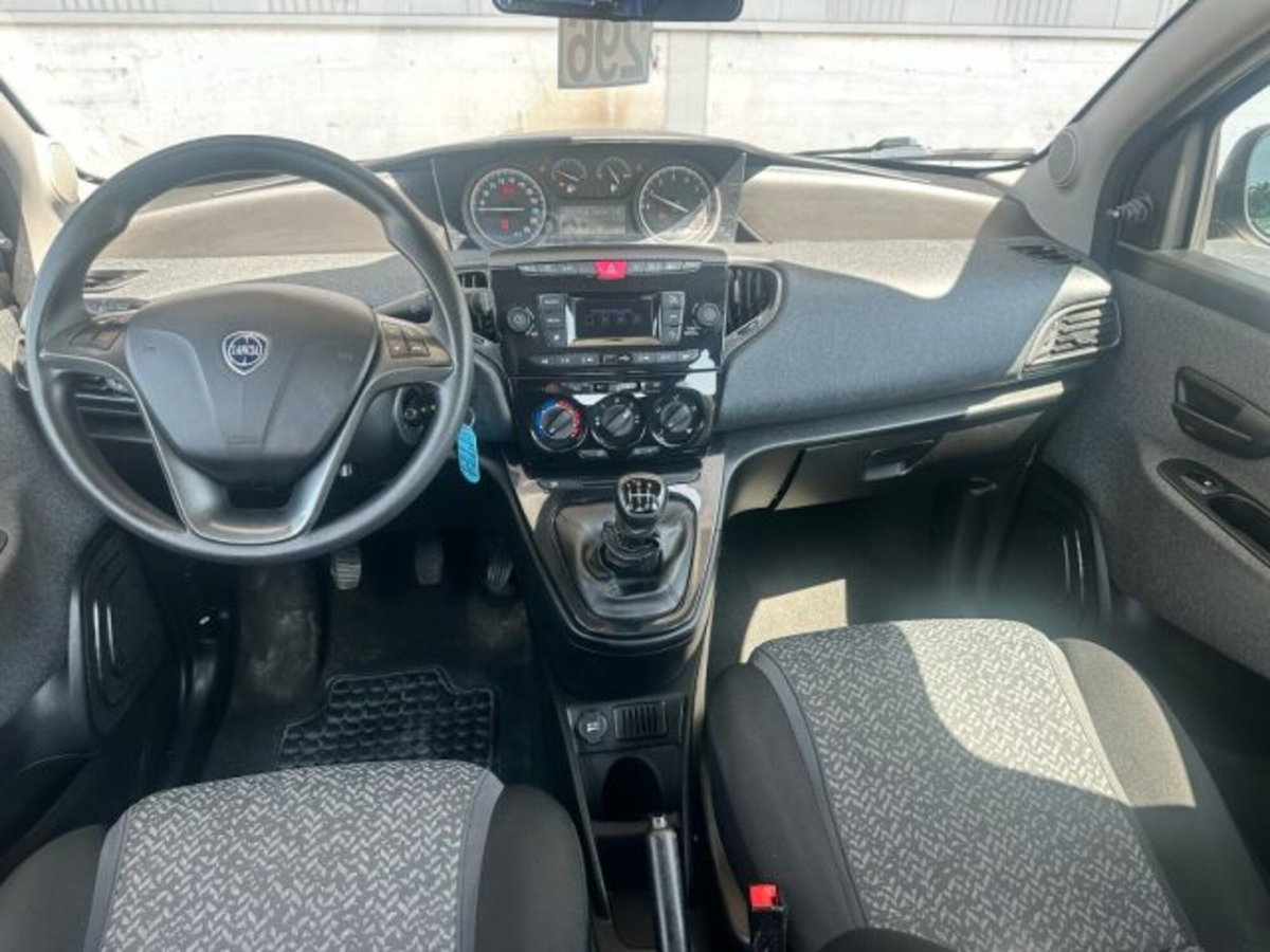Lancia Ypsilon 1.0 FireFly 5 porte S&S Hybrid Ecochic Silver (8)