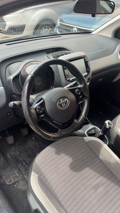 Toyota Aygo Connect 1.0 VVT-i 72 CV 5 porte x-cool (2)