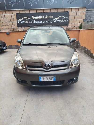 Toyota Corolla Verso 2.0 16V D-4D (2)