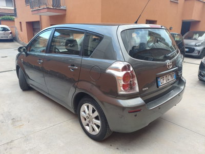 Toyota Corolla Verso 2.0 16V D-4D (4)