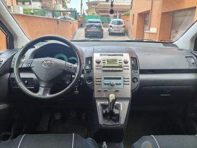 Toyota Corolla Verso 2.0 16V D-4D (6)