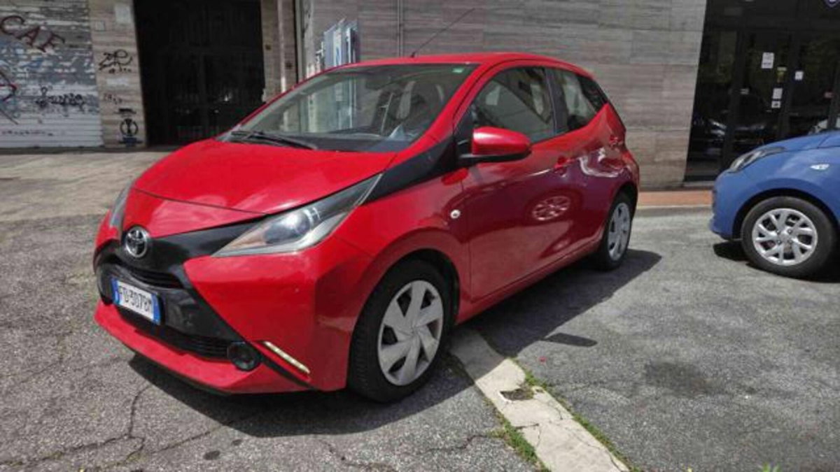 Toyota Aygo 1.0 VVT-i 69 CV 5 porte x-clusiv (2)