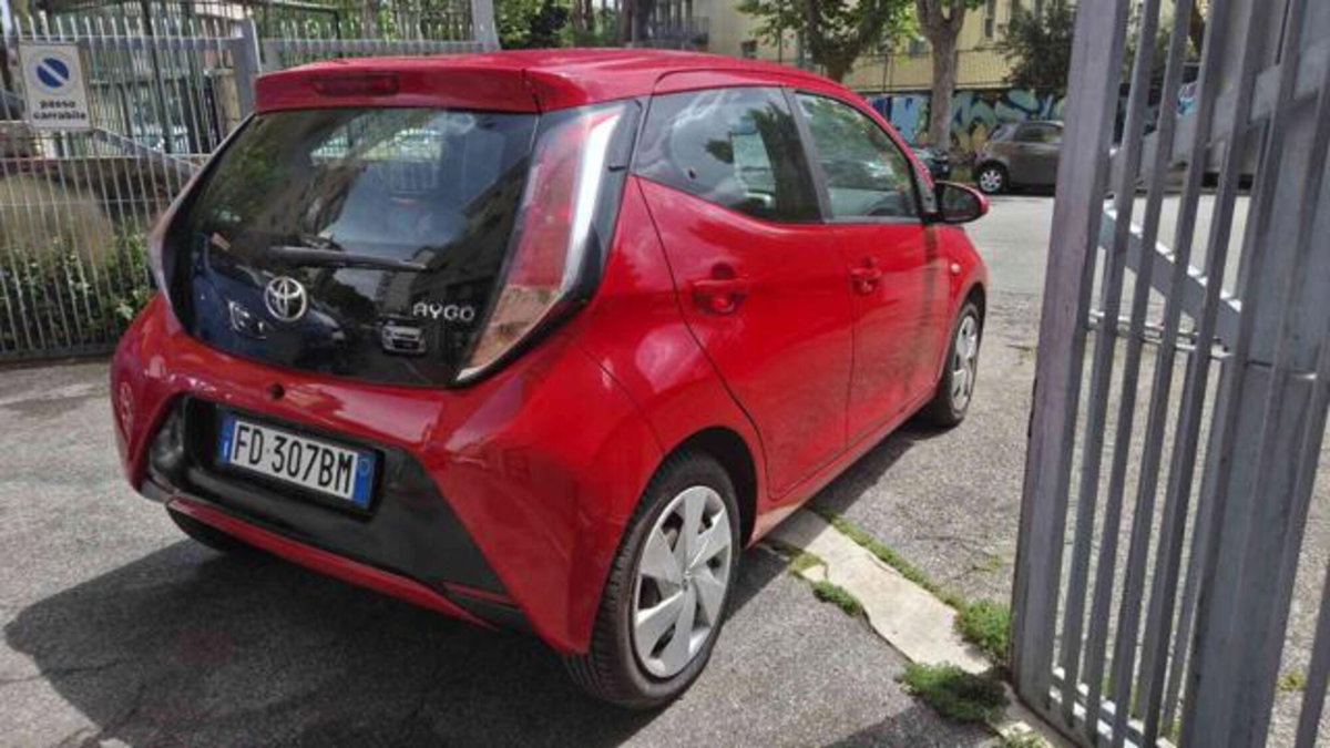 Toyota Aygo 1.0 VVT-i 69 CV 5 porte x-clusiv (4)