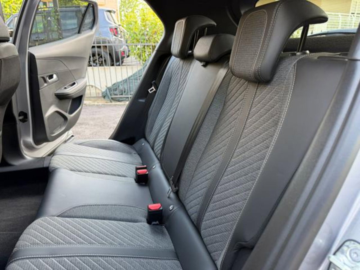 Peugeot 2008 PureTech 100 S&S Allure (11)