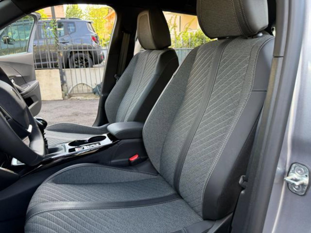 Peugeot 2008 PureTech 100 S&S Allure (8)