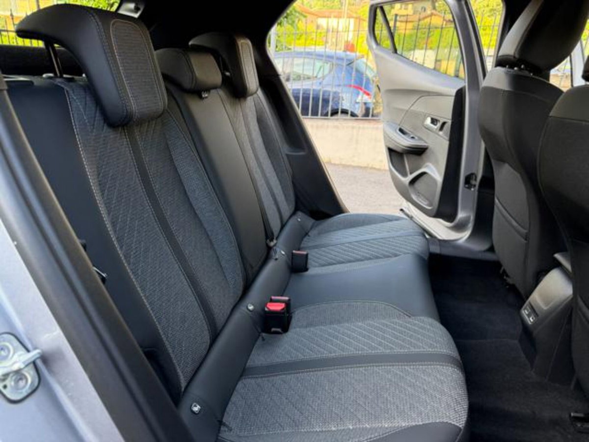 Peugeot 2008 PureTech 100 S&S Allure (9)