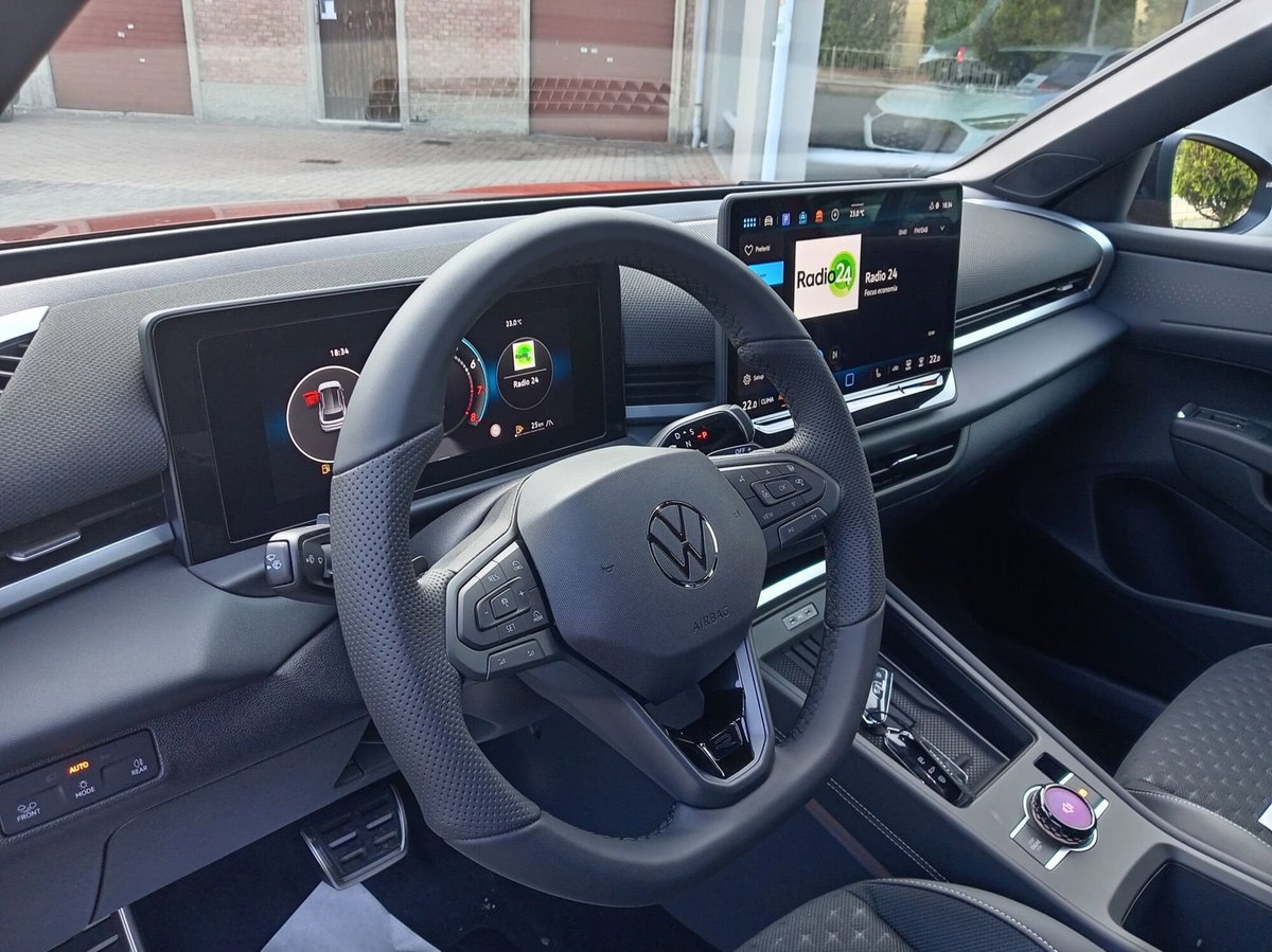 Volkswagen T-Roc 1.5 etsi R-Line 150cv dsg (16)