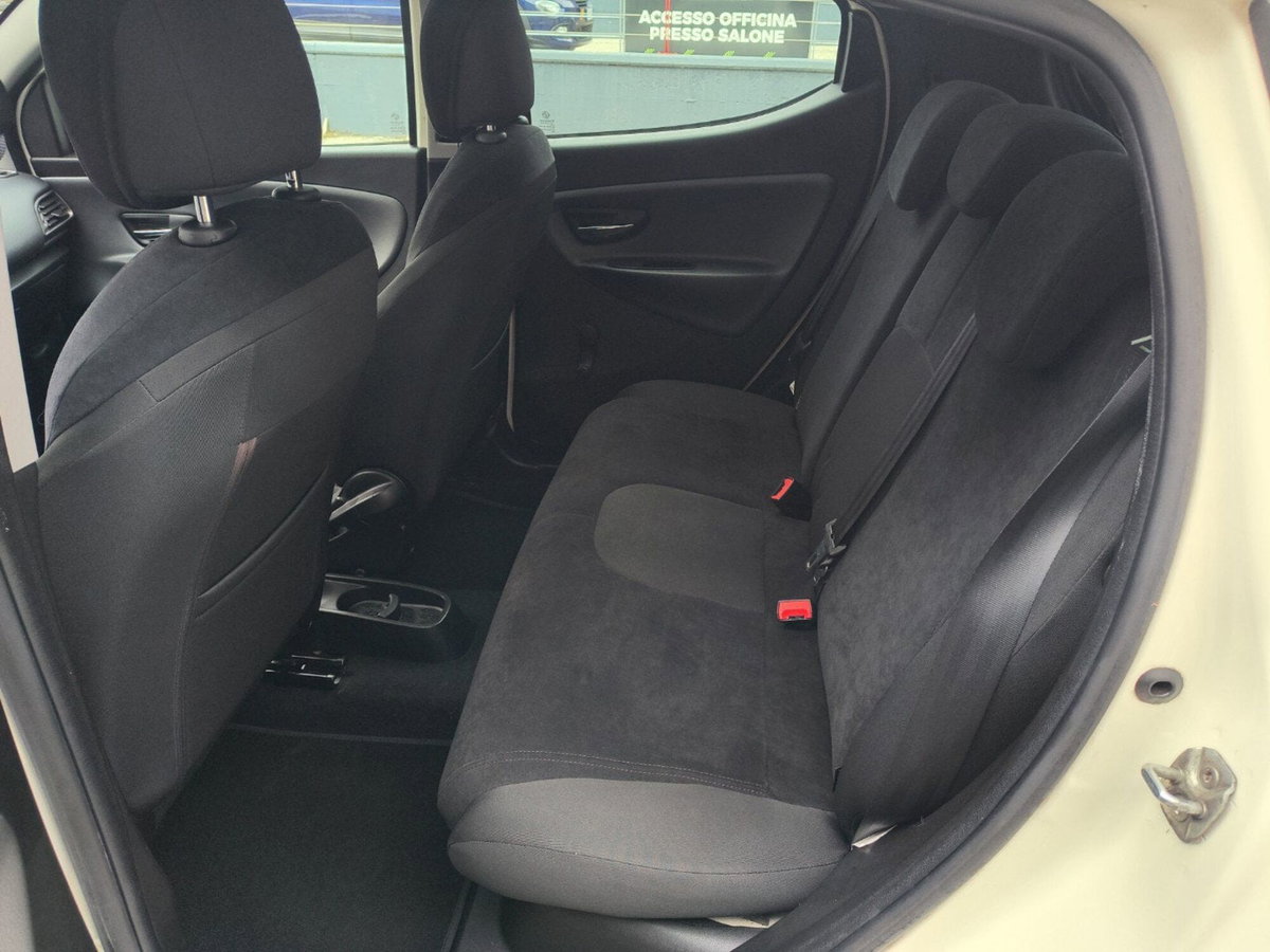 Lancia Ypsilon 1.2 69 CV Argento (11)