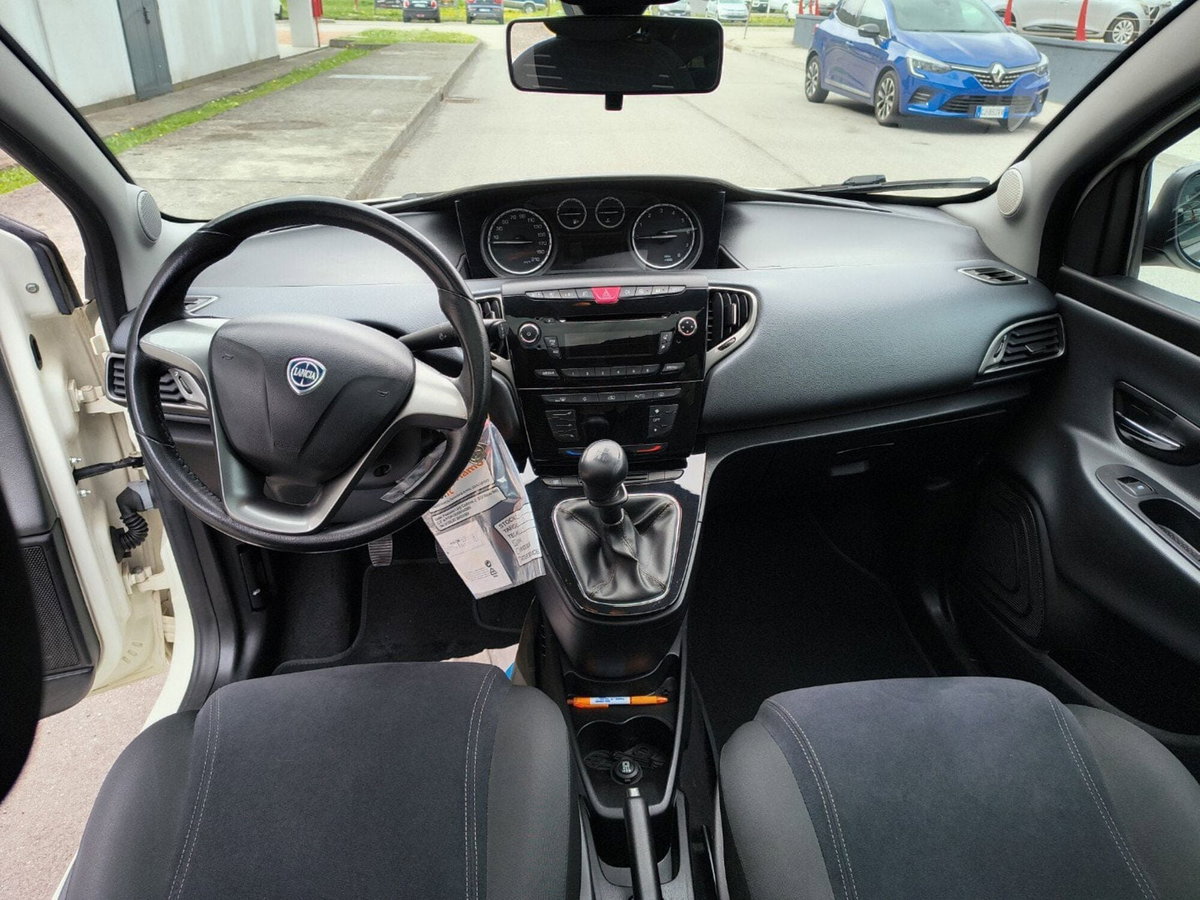Lancia Ypsilon 1.2 69 CV Argento (12)
