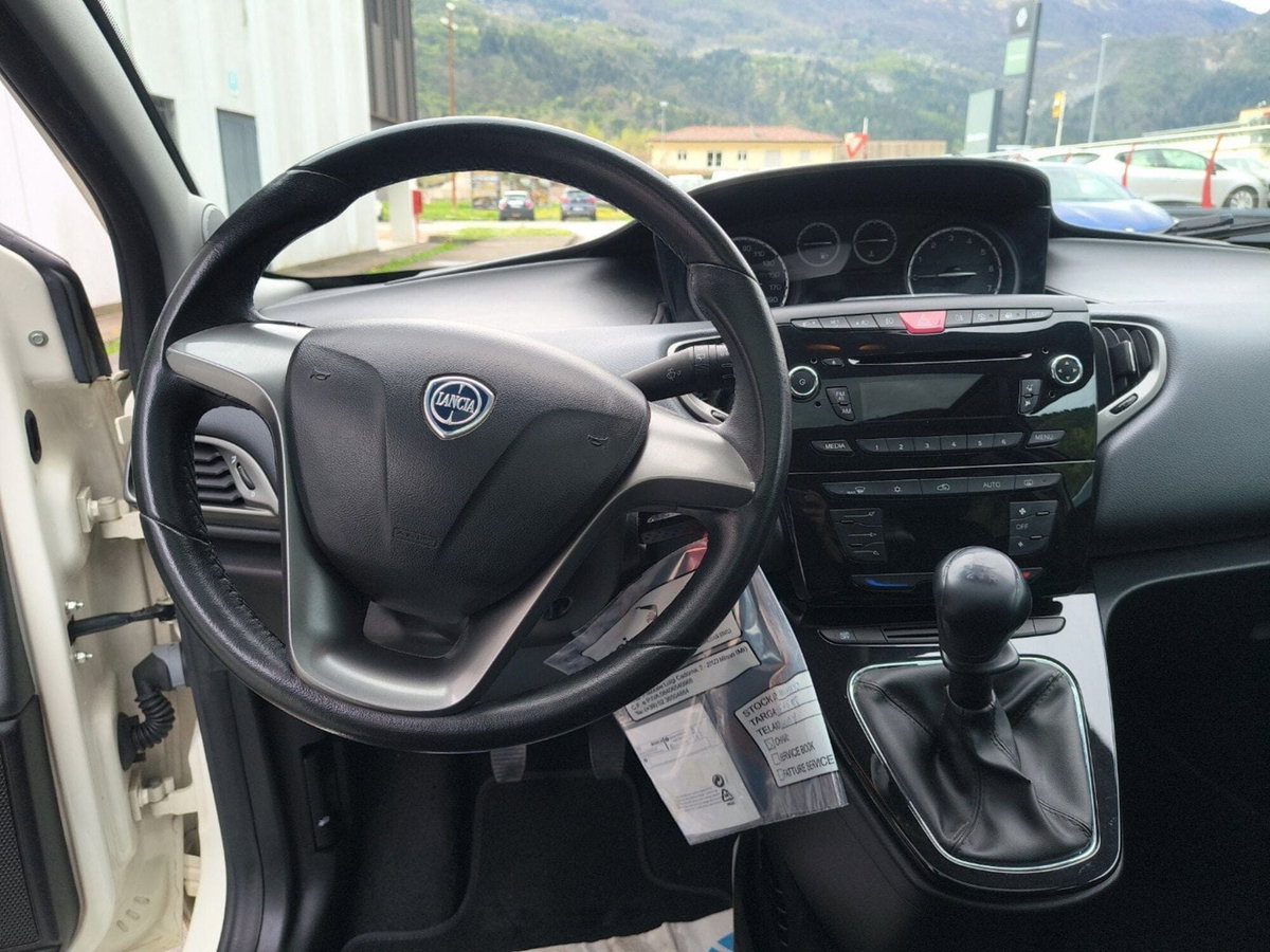 Lancia Ypsilon 1.2 69 CV Argento (13)