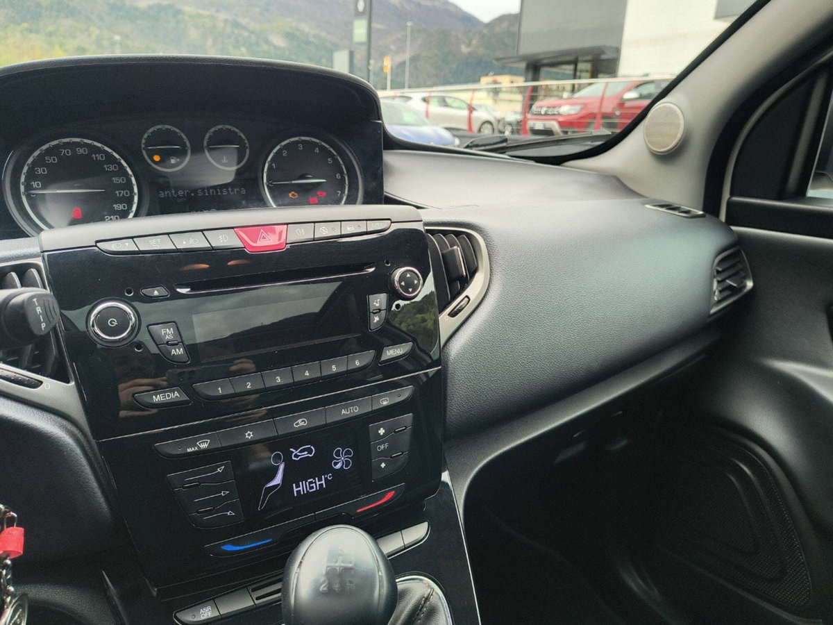 Lancia Ypsilon 1.2 69 CV Argento (16)