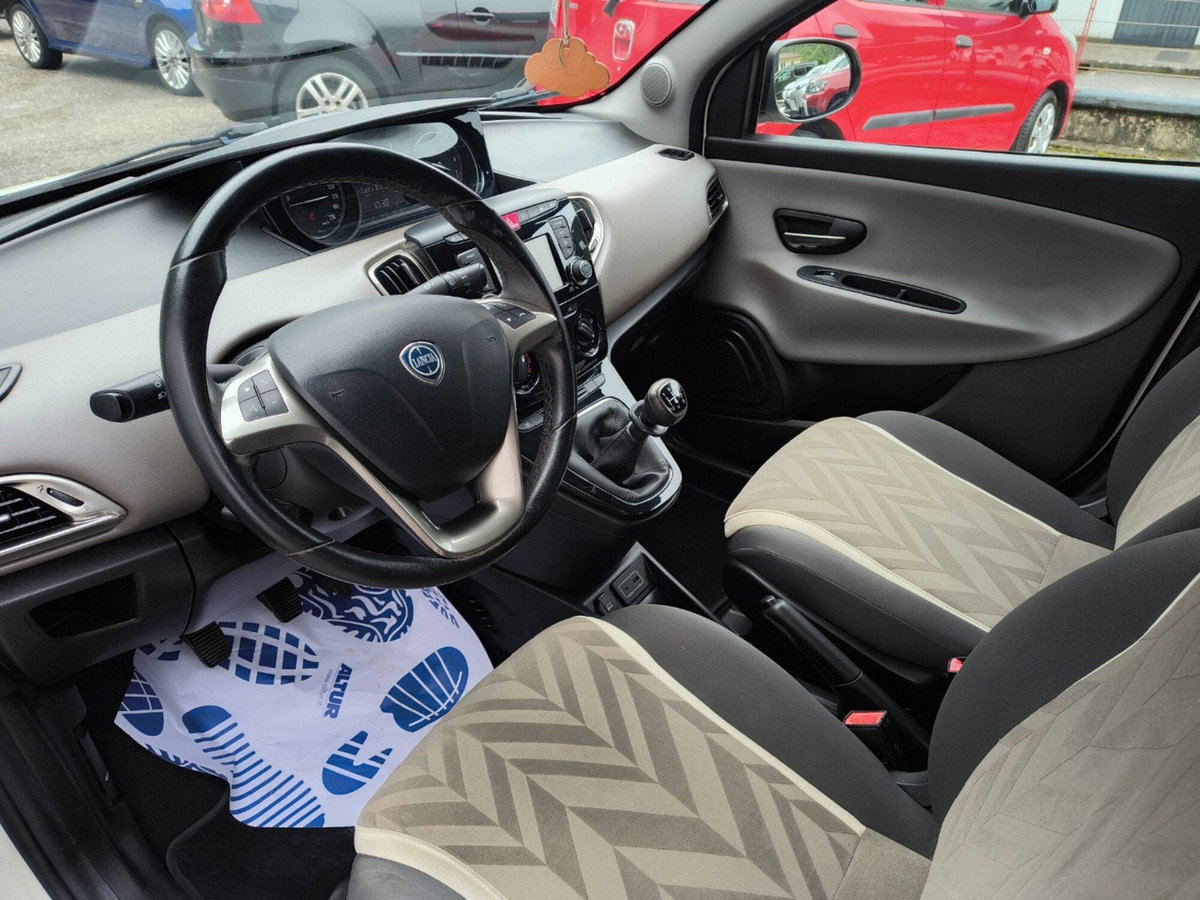 Lancia Ypsilon 1.2 69 CV 5 porte Gold (10)