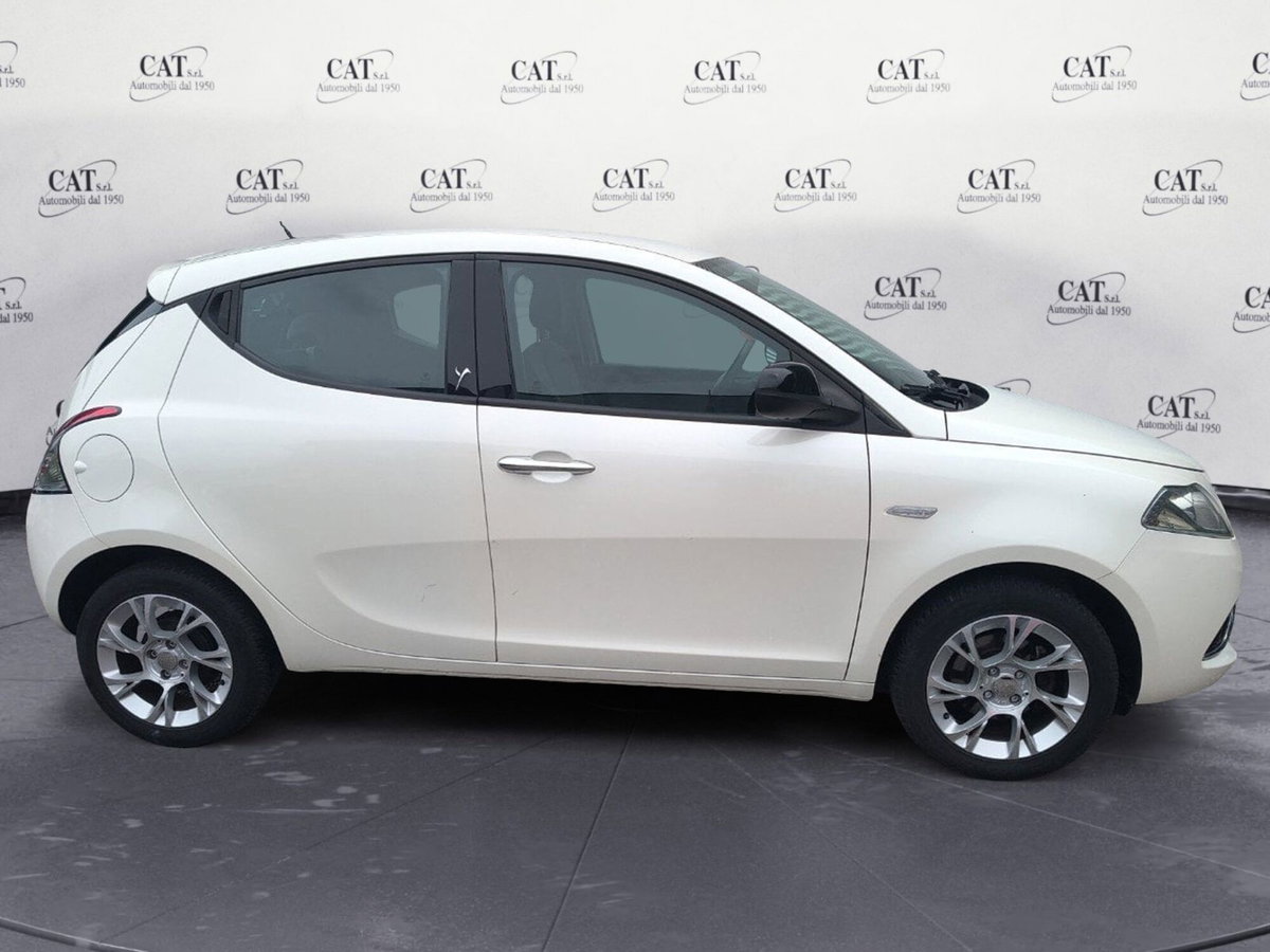 Lancia Ypsilon 1.2 69 CV 5 porte Gold (4)