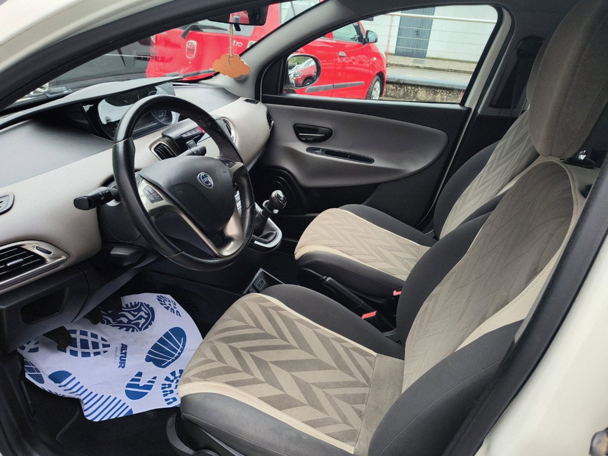 Lancia Ypsilon 1.2 69 CV 5 porte Gold (9)