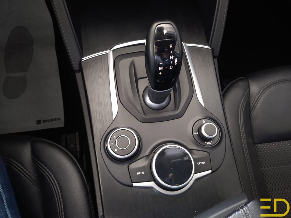 Alfa Romeo Stelvio Stelvio 2.2 Turbodiesel 180 CV AT8 RWD Super (12)