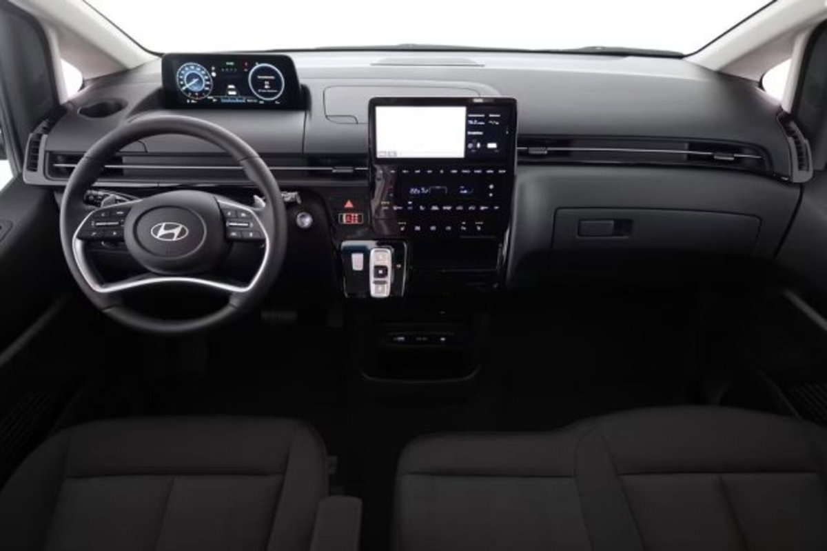 Hyundai Staria 1.6 hev 2wd auto (9)