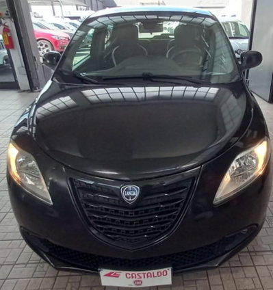 Lancia Ypsilon 0.9 TwinAir 85 CV 5 porte Metano Ecochic Silver usata